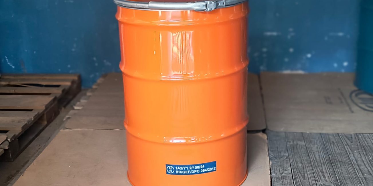 Como escolher o tambor homologado ideal para líquidos químicos e industriais